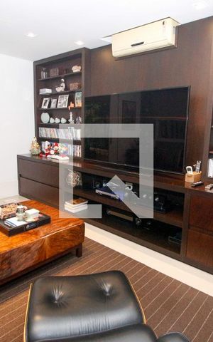 Casa à venda com 640m², 6 quartos e 6 vagasSala de TV