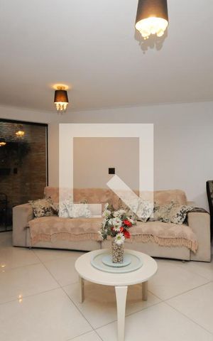 Casa à venda com 565m², 4 quartos e 2 vagas Casa à venda com 565m², 4 quartos e 2 vagasSala