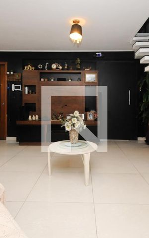 Casa à venda com 565m², 4 quartos e 2 vagas Casa à venda com 565m², 4 quartos e 2 vagasSala