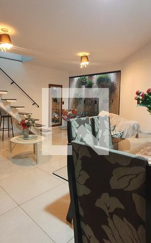 Casa à venda com 565m², 4 quartos e 2 vagas Casa à venda com 565m², 4 quartos e 2 vagasSala