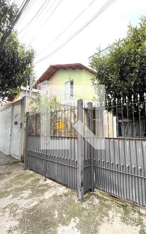 Casa à venda com 270m², 3 quartos e 2 vagas Casa à venda com 270m², 3 quartos e 2 vagasFachada