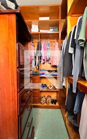 Casa à venda com 219m², 4 quartos e 4 vagas Casa à venda com 219m², 4 quartos e 4 vagasCloset da suíte