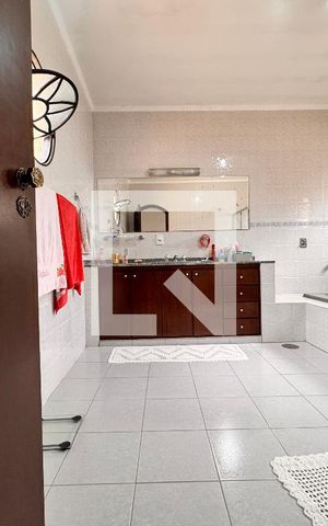 Casa à venda com 219m², 4 quartos e 4 vagas Casa à venda com 219m², 4 quartos e 4 vagasBanheiro suíte