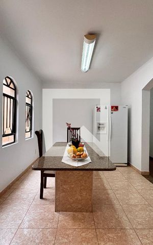 Casa à venda com 219m², 4 quartos e 4 vagas Casa à venda com 219m², 4 quartos e 4 vagasCozinha