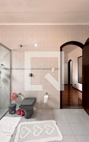 Casa à venda com 219m², 4 quartos e 4 vagas Casa à venda com 219m², 4 quartos e 4 vagasBanheiro suíte