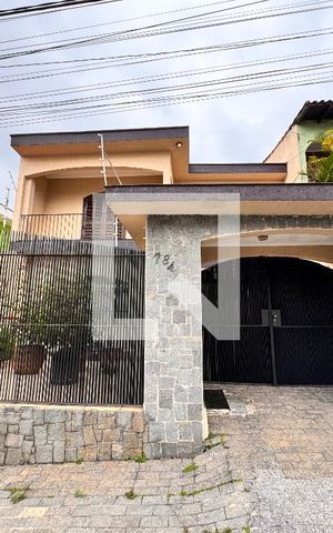 Casa à venda com 219m², 4 quartos e 4 vagas Casa à venda com 219m², 4 quartos e 4 vagasFachada