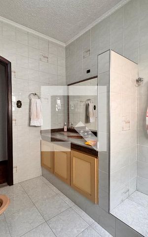 Casa à venda com 219m², 4 quartos e 4 vagas Casa à venda com 219m², 4 quartos e 4 vagasBanheiro 2