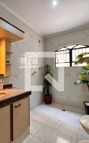 Casa à venda com 219m², 4 quartos e 4 vagas Casa à venda com 219m², 4 quartos e 4 vagasBanheiro