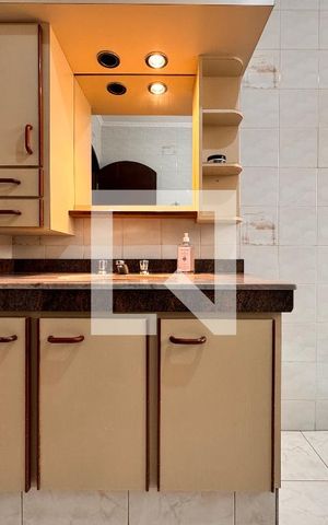 Casa à venda com 219m², 4 quartos e 4 vagas Casa à venda com 219m², 4 quartos e 4 vagasBanheiro
