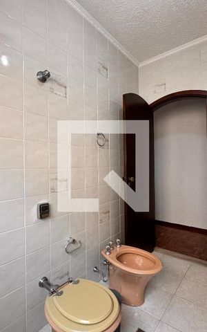 Casa à venda com 219m², 4 quartos e 4 vagas Casa à venda com 219m², 4 quartos e 4 vagasBanheiro 2