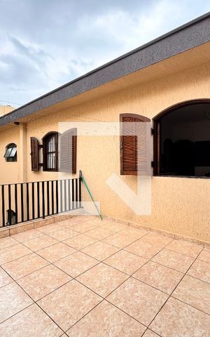Casa à venda com 219m², 4 quartos e 4 vagas Casa à venda com 219m², 4 quartos e 4 vagasÁrea de Serviço