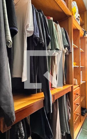 Casa à venda com 219m², 4 quartos e 4 vagas Casa à venda com 219m², 4 quartos e 4 vagasCloset da suíte