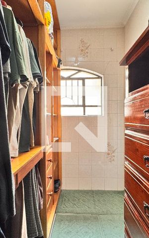 Casa à venda com 219m², 4 quartos e 4 vagas Casa à venda com 219m², 4 quartos e 4 vagasCloset da suíte