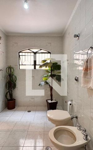 Casa à venda com 219m², 4 quartos e 4 vagas Casa à venda com 219m², 4 quartos e 4 vagasBanheiro
