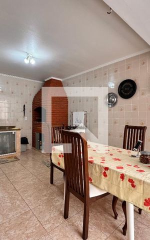 Casa à venda com 219m², 4 quartos e 4 vagas Casa à venda com 219m², 4 quartos e 4 vagasVaranda gourmet