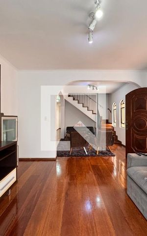Casa à venda com 219m², 4 quartos e 4 vagas Casa à venda com 219m², 4 quartos e 4 vagasSala