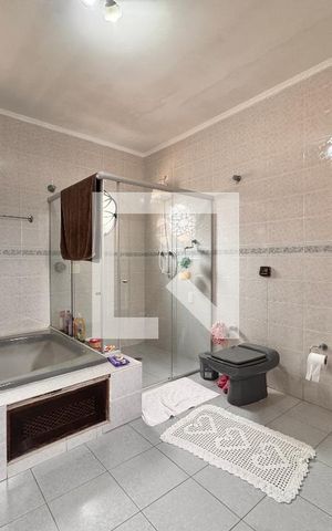 Casa à venda com 219m², 4 quartos e 4 vagas Casa à venda com 219m², 4 quartos e 4 vagasBanheiro suíte