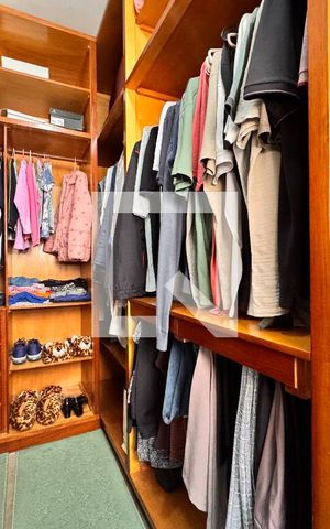 Casa à venda com 219m², 4 quartos e 4 vagas Casa à venda com 219m², 4 quartos e 4 vagasCloset da suíte