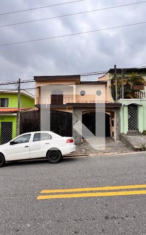 Casa à venda com 219m², 4 quartos e 4 vagas Casa à venda com 219m², 4 quartos e 4 vagasFachada