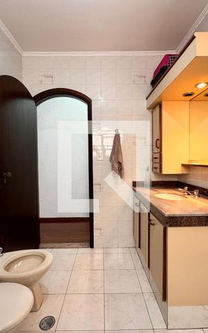 Casa à venda com 219m², 4 quartos e 4 vagas Casa à venda com 219m², 4 quartos e 4 vagasBanheiro