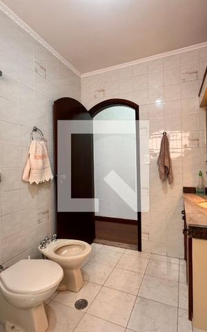 Casa à venda com 219m², 4 quartos e 4 vagas Casa à venda com 219m², 4 quartos e 4 vagasBanheiro