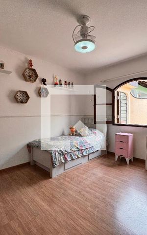 Casa à venda com 219m², 4 quartos e 4 vagas Casa à venda com 219m², 4 quartos e 4 vagasQuarto 2