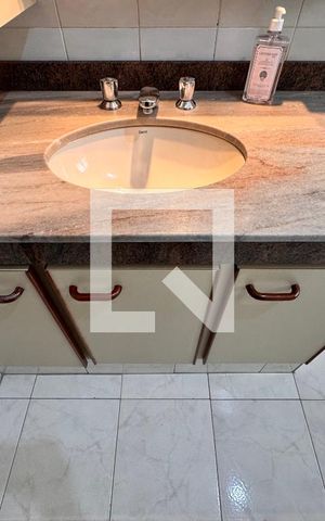 Casa à venda com 219m², 4 quartos e 4 vagas Casa à venda com 219m², 4 quartos e 4 vagasBanheiro