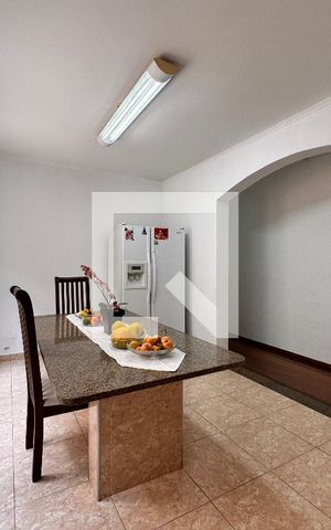 Casa à venda com 219m², 4 quartos e 4 vagas Casa à venda com 219m², 4 quartos e 4 vagasCozinha
