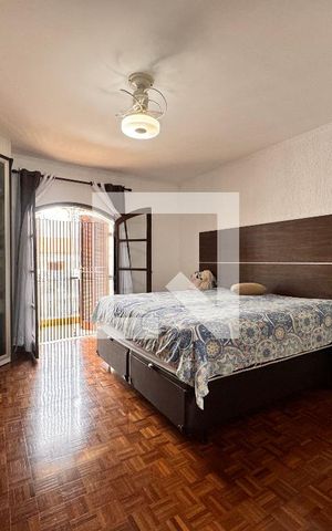 Casa à venda com 219m², 4 quartos e 4 vagas Casa à venda com 219m², 4 quartos e 4 vagasSuite