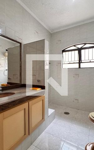 Casa à venda com 219m², 4 quartos e 4 vagas Casa à venda com 219m², 4 quartos e 4 vagasBanheiro 2