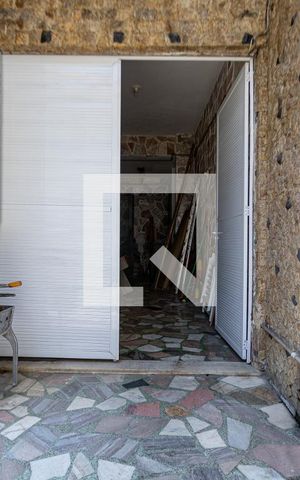 Casa à venda com 200m², 5 quartos e 2 vagas Casa à venda com 200m², 5 quartos e 2 vagasVaranda