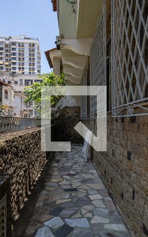 Casa à venda com 200m², 5 quartos e 2 vagas Casa à venda com 200m², 5 quartos e 2 vagasVaranda