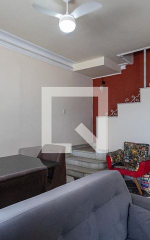 Casa à venda com 200m², 5 quartos e 2 vagas Casa à venda com 200m², 5 quartos e 2 vagasSala