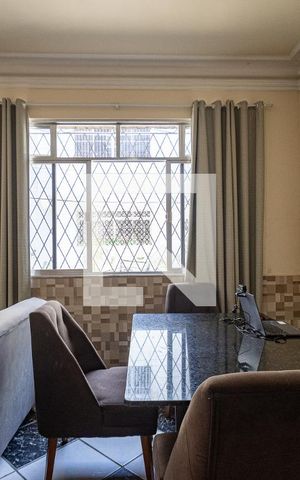 Casa à venda com 200m², 5 quartos e 2 vagas Casa à venda com 200m², 5 quartos e 2 vagasSala