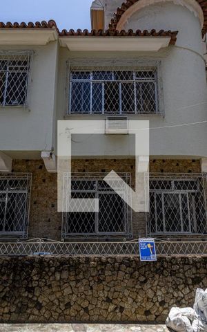 Casa à venda com 200m², 5 quartos e 2 vagas Casa à venda com 200m², 5 quartos e 2 vagasFachada
