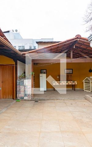 Casa à venda com 280m², 5 quartos e 1 vaga Casa à venda com 280m², 5 quartos e 1 vagaQuintal