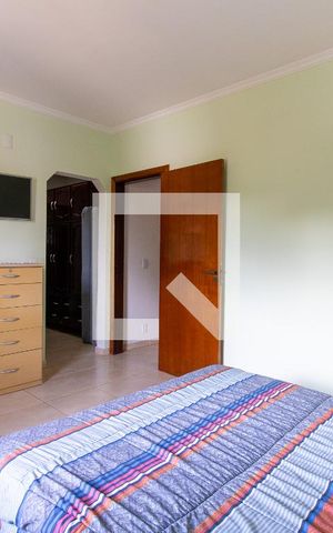 Casa à venda com 240m², 3 quartos e 4 vagas Casa à venda com 240m², 3 quartos e 4 vagasQuarto 1