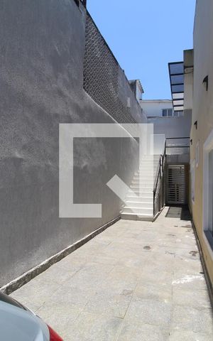 Casa de condomínio à venda com 320m², 4 quartos e 3 vagasLateral da casa/Garagem