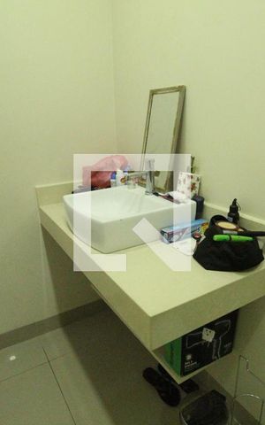 Casa de condomínio à venda com 320m², 4 quartos e 3 vagasBanheiro da suíte 1