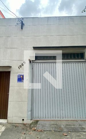 Casa à venda com 400m², 4 quartos e 2 vagas Casa à venda com 400m², 4 quartos e 2 vagasFachada