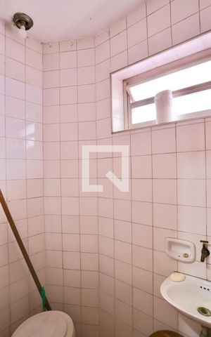 Casa à venda com 400m², 4 quartos e 2 vagas Casa à venda com 400m², 4 quartos e 2 vagasBanheiro de serviço