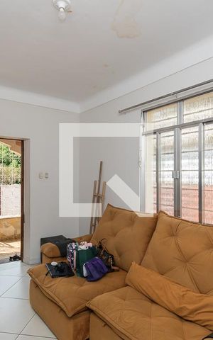 Casa à venda com 200m², 3 quartos e 5 vagas Casa à venda com 200m², 3 quartos e 5 vagasSala