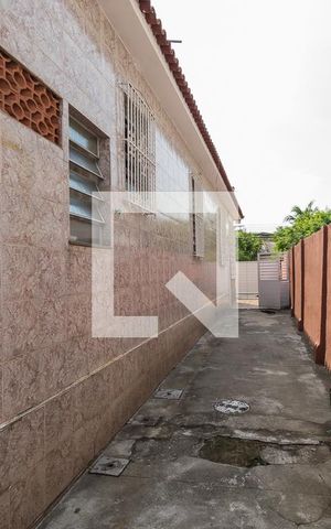 Casa à venda com 200m², 3 quartos e 5 vagas Casa à venda com 200m², 3 quartos e 5 vagasCorredor lateral de acesso