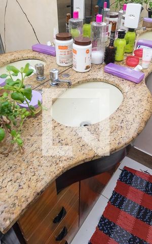 Casa à venda com 200m², 3 quartos e 5 vagas Casa à venda com 200m², 3 quartos e 5 vagasBanheiro