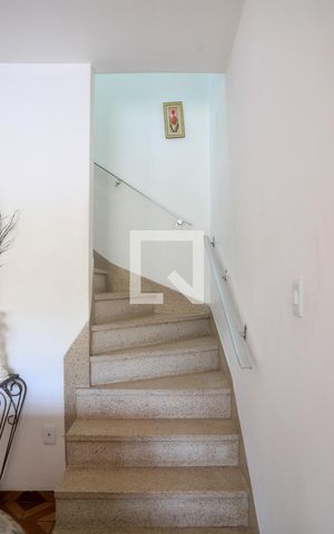 Casa à venda com 120m², 2 quartos e 1 vaga Casa à venda com 120m², 2 quartos e 1 vagaEscadas
