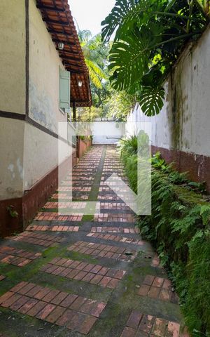 Casa de condomínio à venda com 400m², 3 quartos e 4 vagas Casa de condomínio à venda com 400m², 3 quartos e 4 vagasFachada