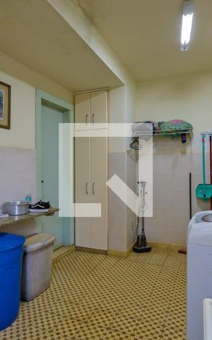 Casa de condomínio à venda com 400m², 3 quartos e 4 vagas Casa de condomínio à venda com 400m², 3 quartos e 4 vagasÁrea de Serviço