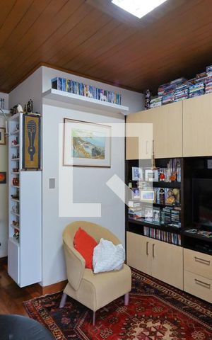 Casa de condomínio à venda com 400m², 3 quartos e 4 vagas Casa de condomínio à venda com 400m², 3 quartos e 4 vagasSala de TV