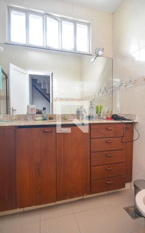 Casa de condomínio à venda com 215m², 4 quartos e 1 vaga Casa de condomínio à venda com 215m², 4 quartos e 1 vagaBanheiro