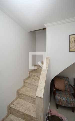 Casa à venda com 115m², 3 quartos e 2 vagasEscada